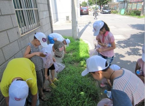 七彩夏日期间组织辖区青少年开展清洁家园志愿活动