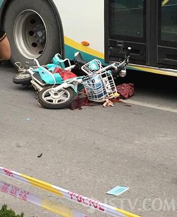 南通28岁女子骑车跌倒 被公交车碾压头部死亡