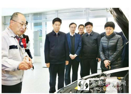 图：曲福田（右五）在丰田汽车研发中心调研。 本报记者 谢健摄