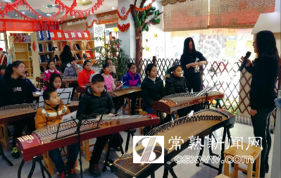  图：孩子们正在参加常熟日报文化培训中心举办的少儿传统文化艺术实践寒假活动。陈瑜琳摄