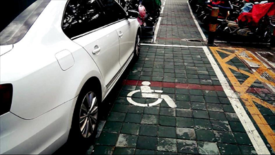 残疾人专用停车位被占用 市民希望城管部门加