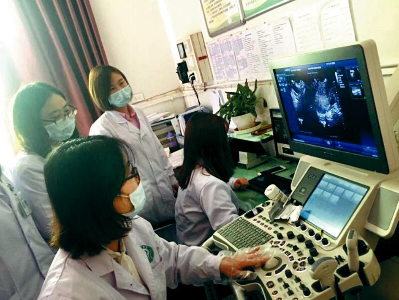 图：潘莹（左二）在做超声检查示教