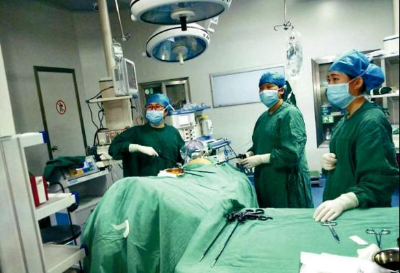 图：顾惠芳（左一）在行腹腔镜手术