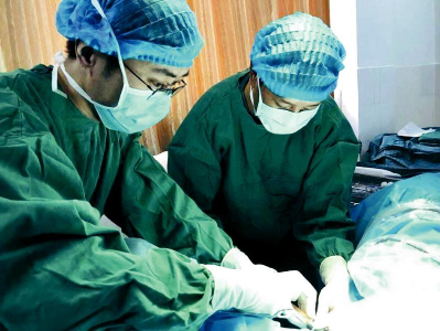 图：屠文健（左一）在做泌尿系结石微创手术
