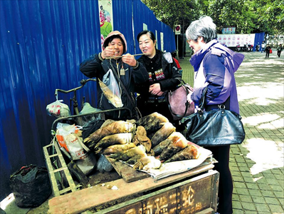 图：戴月琴（左）正在售卖本山春笋。