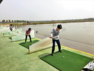 图：学生体验水上高尔夫。