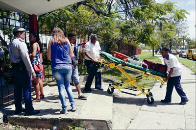 5月19日，在古巴哈瓦那，遇难者家属在哈瓦那法医研究所入口处等待。新华社 发