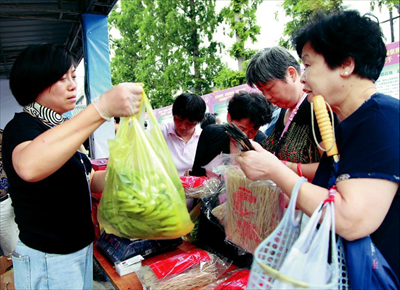 图：苏州市民对尚湖特色农副产品热情追捧。