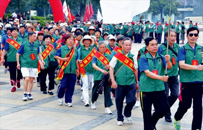 图：城区300多名老年环保志愿者、社区市民参加徒步环保宣传活动。 通讯员 金永林摄