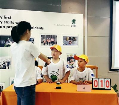 图：小队员们参加环保知识竞赛。