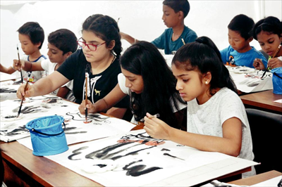 7月16日，在斯里兰卡科伦坡，当地儿童参加水墨画教学培训班。新华社 记者 唐璐摄
