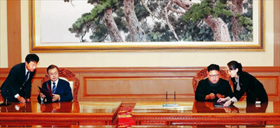 9月19日，在朝鲜平壤，朝鲜国务委员会委员长金正恩（右二）与韩国总统文在寅（左二）签署《9月平壤共同宣言》。新华社发