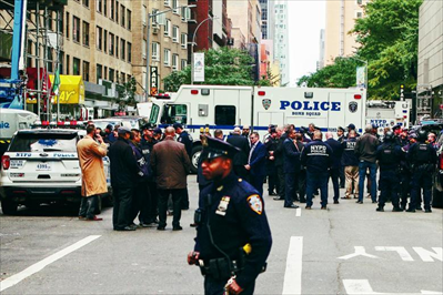 图为10月24日，警察在美国有线电视新闻网（CNN）位于纽约曼哈顿的办公地点所在大楼外执勤。新华社记者 李木子摄
