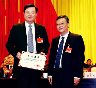 市委书记周勤第向新当选市长的焦亚飞（左）颁发证书。本报记者 谢健摄