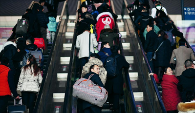 1月21日，旅客在四川省成都东站进站。当日，2019年春运正式启动。新华社记者 薛玉斌摄