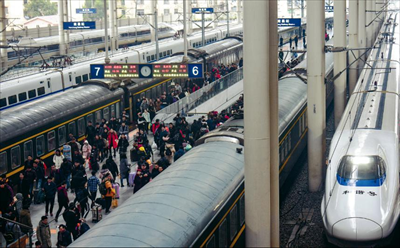 图为2月20日，旅客在江西南昌火车站准备乘车。新华社发