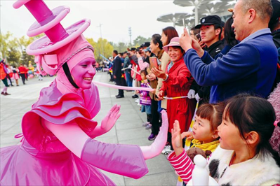图：4月29日，演员在北京世园会园区的国际馆前广场参加国际风采嘉年华活动表演。新华社记者张玉薇摄