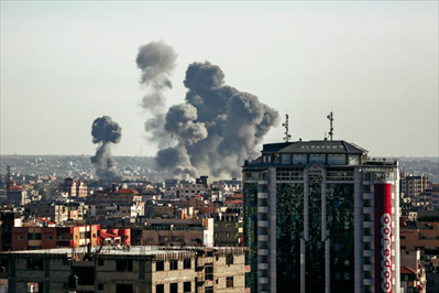 图：5月4日，以军轰炸造成的浓烟在加沙城升起。新华社发