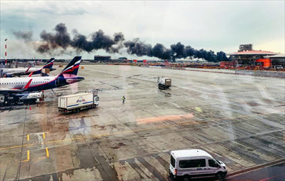 图：5月5日，在俄罗斯莫斯科谢列梅捷沃机场，正在燃烧的客机冒出黑烟。新华社发