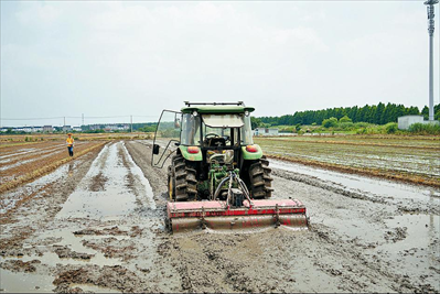 图：北斗导航自动驾驶拖拉机正在进行翻耕作业。