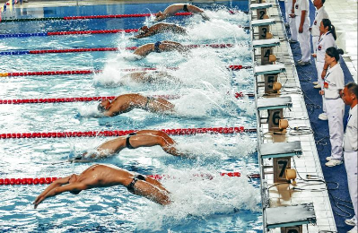 图：体育中心游泳馆内举办的全国游泳比赛。