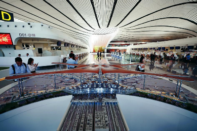 图：9月25日拍摄的在北京大兴国际机场航站楼内摆放的机场航站楼模型。新华社记者 鞠焕宗摄